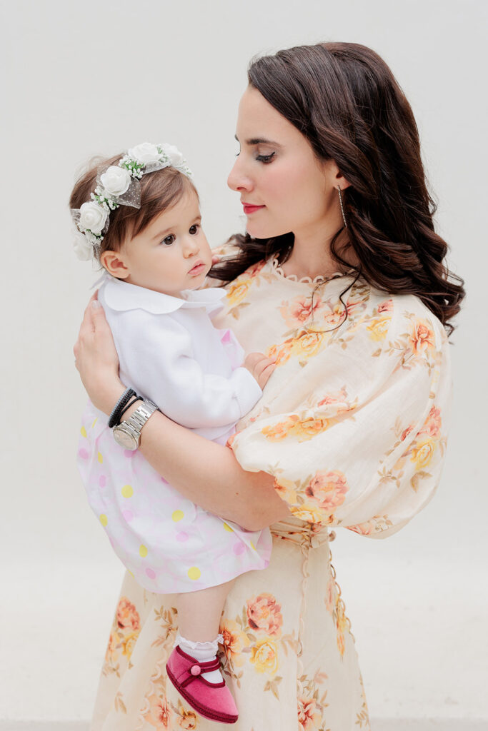 Τρυφερή στιγμή μητέρας και μωρού - Βάπτιση Άγιος Γεώργιος Καβούρι | Wedding Photographer in Greece | Ignatios Kourouvasilis