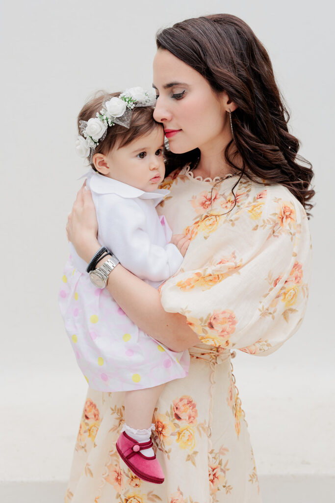 Ένα τρυφερό, fine-art πορτρέτο που αποτυπώνει τον αυθεντικό δεσμό και την οικειότητα μεταξύ μητέρας και παιδιού, από τον Ignatios Kourouvasilis, Βάπτιση Άγιος Γεώργιος Καβούρι | Ignatios Kourouvasilis