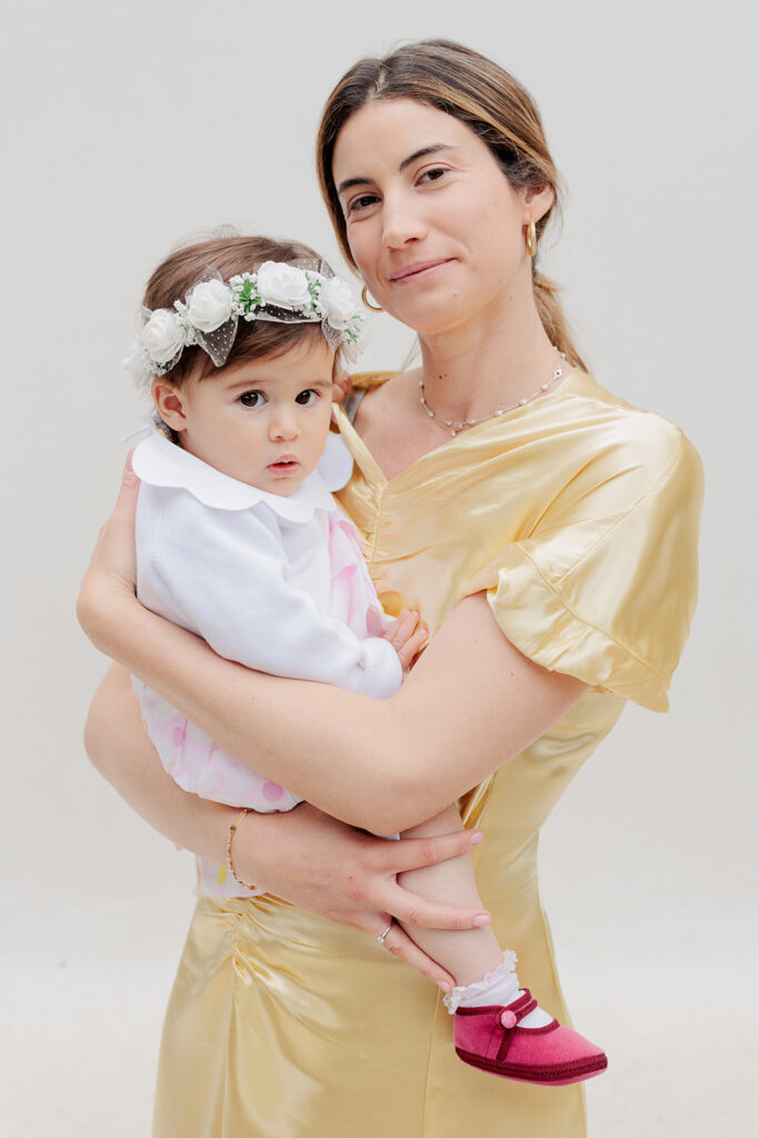 Ένα τρυφερό, fine-art πορτρέτο που αποτυπώνει την οικειότητα και τον αυθεντικό δεσμό μεταξύ μητέρας και παιδιού κατά τη διάρκεια της βάπτισης, από τον Ignatios Kourouvasilis. Βάπτιση Άγιος Γεώργιος Καβούρι | Ignatios Kourouvasilis