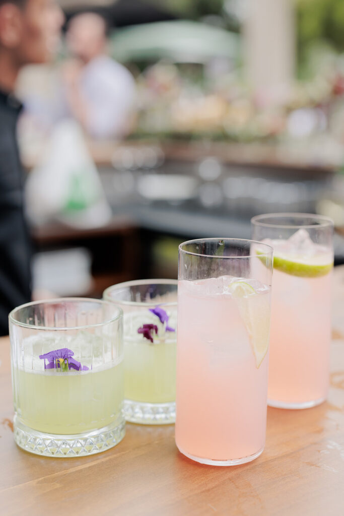 Καλωσόρισμα με δροσερά κοκτέιλ στη δεξίωση - Βάπτιση Άγιος Γεώργιος Καβούρι | Φωτογράφος Βάπτισης | Ignatios Kourouvasilis