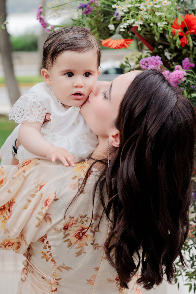 Τρυφερό φιλί στο μάγουλο του μωρού - Βάπτιση Άγιος Γεώργιος Καβούρι | Φωτογράφος Βάπτισης | Ignatios Kourouvasilis