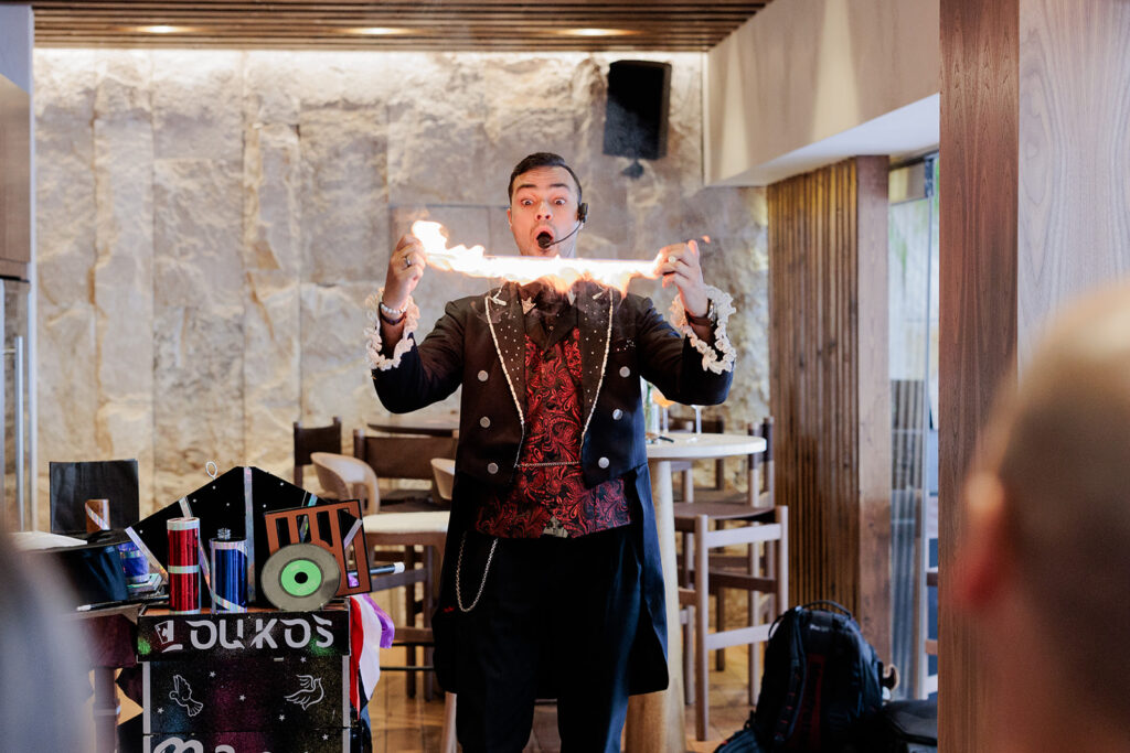 υχαγωγία παιδιών με ανιματέρ στη δεξίωση - Βάπτιση Άγιος Γεώργιος Καβούρι | Φωτογράφος Βάπτισης | Ignatios Kourouvasilis