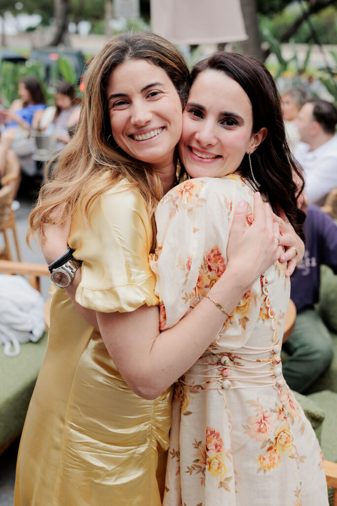 Χαρούμενες καλεσμένες αγκαλιά - Βάπτιση Άγιος Γεώργιος Καβούρι | Φωτογράφος Βάπτισης | Ignatios Kourouvasilis