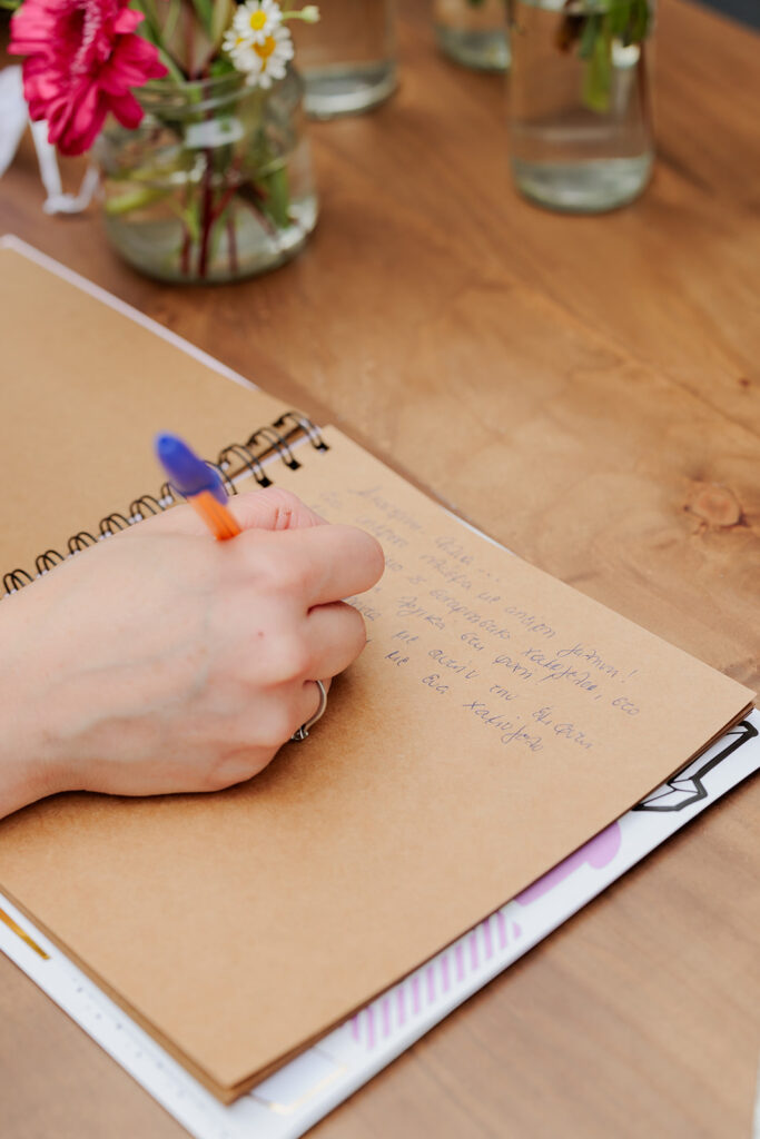 Λεπτομέρεια από γράψιμο στο βιβλίο ευχών - Βάπτιση Άγιος Γεώργιος Καβούρι | Φωτογράφος Βάπτισης | Ignatios Kourouvasilis