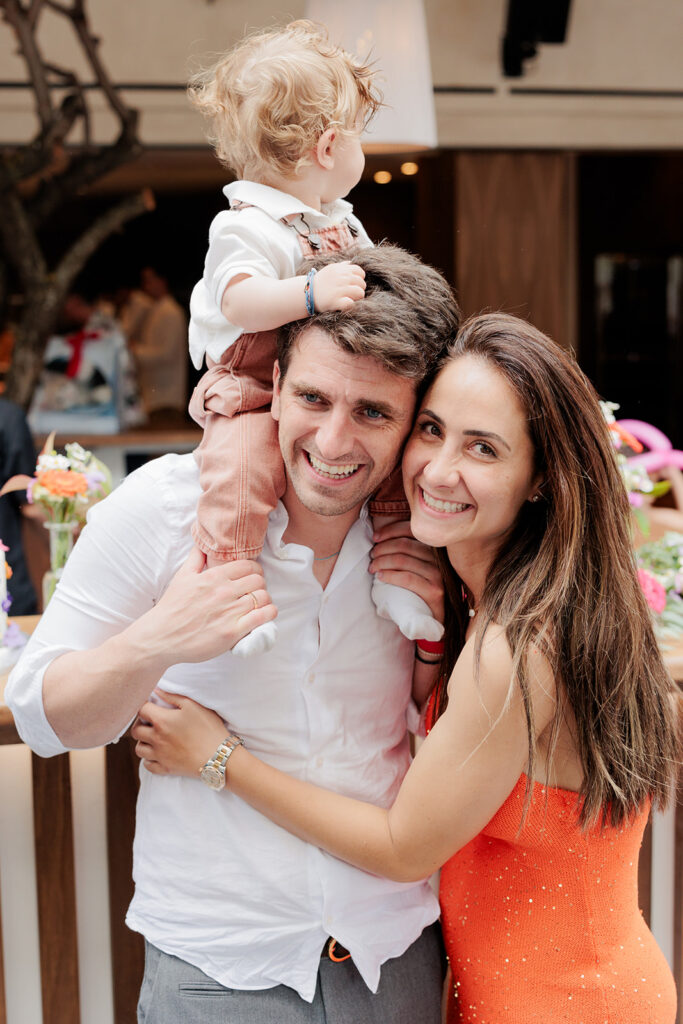 Χαμογελαστό ζευγάρι στη δεξίωση - Βάπτιση Άγιος Γεώργιος Καβούρι | Φωτογράφος Βάπτισης | Ignatios Kourouvasilis