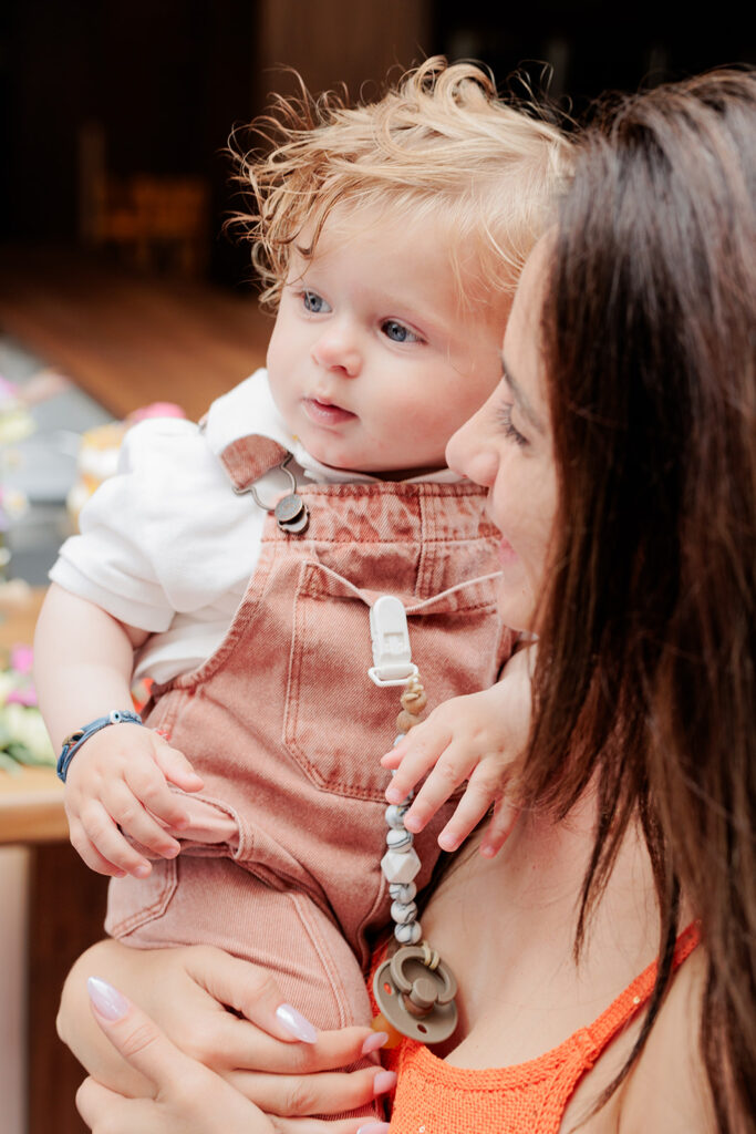 Οικογενειακό πορτρέτο με το μωρό - Βάπτιση Άγιος Γεώργιος Καβούρι | Φωτογράφος Βάπτισης | Ignatios Kourouvasilis