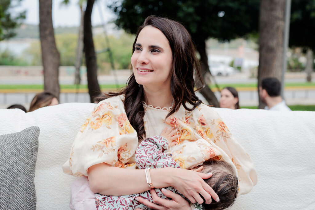 Μητέρα αγκαλιά με το μωρό - Βάπτιση Άγιος Γεώργιος Καβούρι | Φωτογράφος Βάπτισης | Ignatios Kourouvasilis