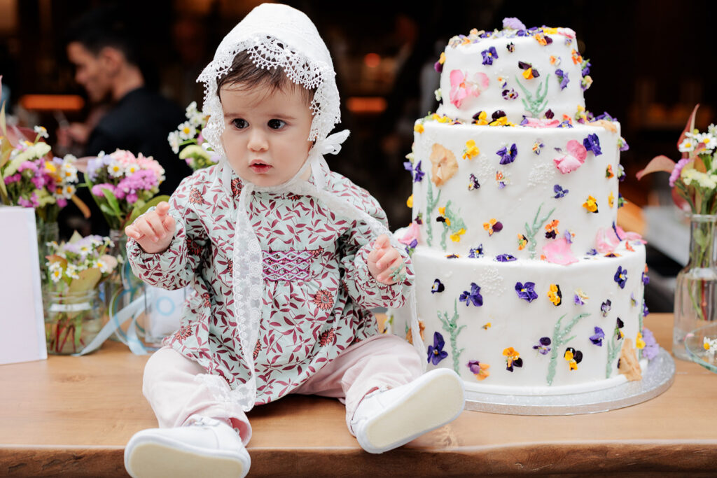 Μωρό με την τούρτα στη δεξίωση - Βάπτιση Άγιος Γεώργιος Καβούρι | Φωτογράφος Βάπτισης | Ignatios Kourouvasilis